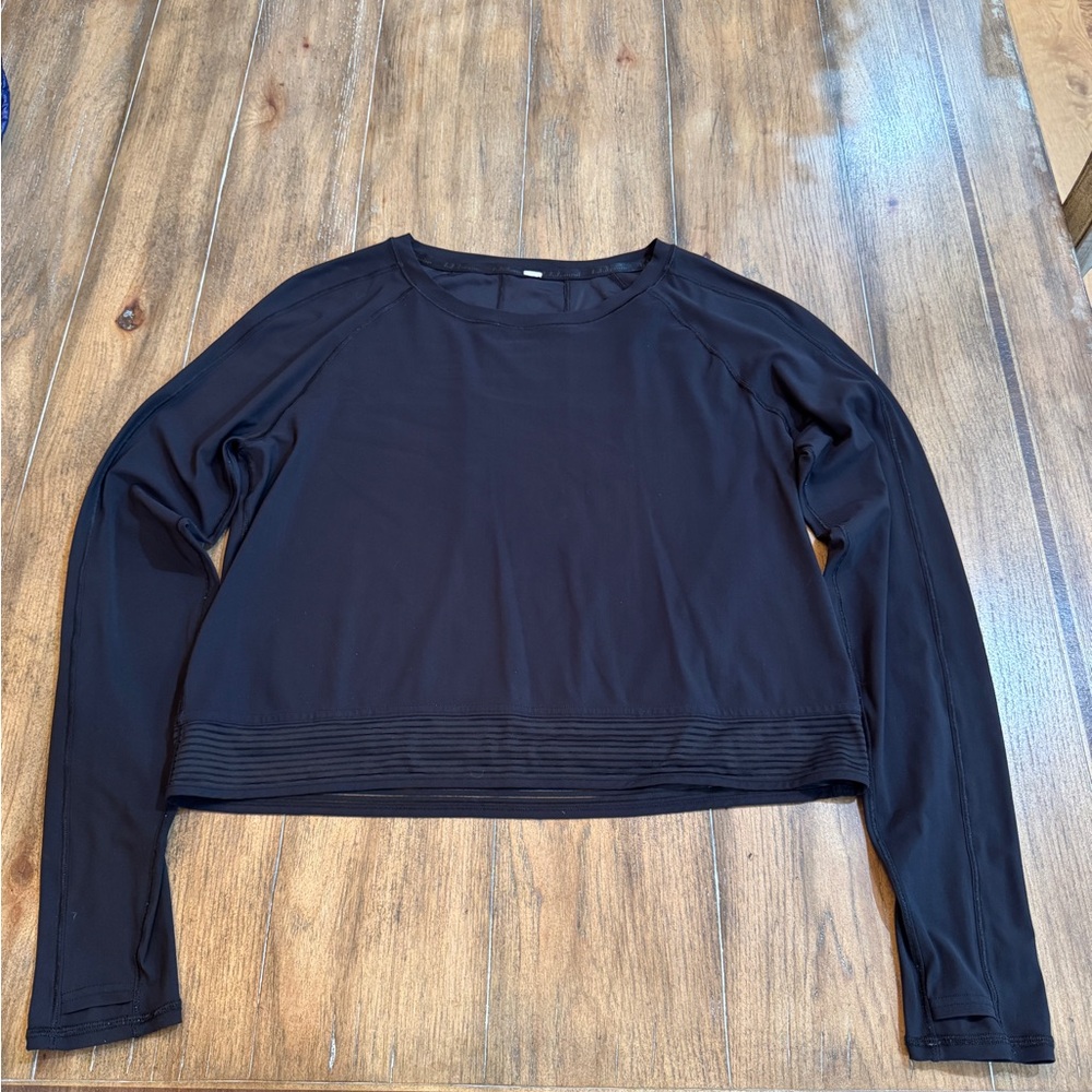 Lululemon lightweight cropped black top sz 6